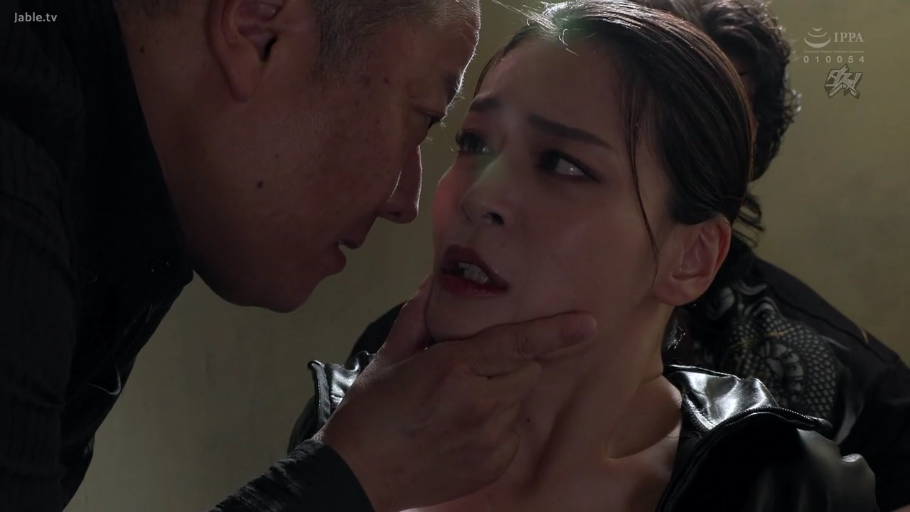 室内 · 脸部特写 · 黑色皮衣