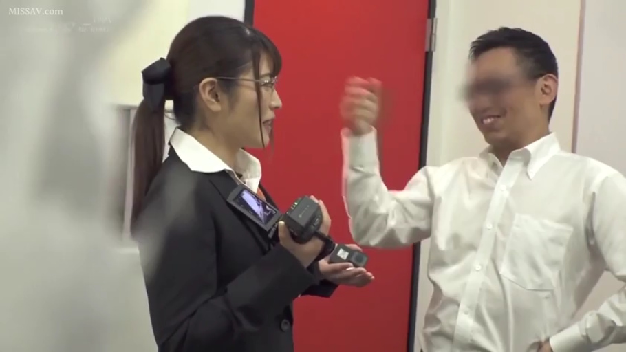 白衬衫 · 站立 · 笑容 · 摄像机 · 职场设定 · 室内办公室 · 中景两人 · 手持摄像机拍摄