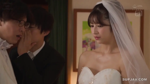 忧郁 · 站立 · 中景 · 剧情 · 婚纱 · 头纱 · 婚礼现场 · 私语