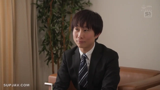 室内房间 · 开朗笑容 · 网球拍 · 白色网球裙 · 人物全身特写 · 站立姿势 · 挥拍动作 · 运动题材装扮
