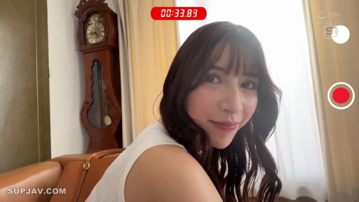 室内 · 坐姿 · 微笑 · 白色背心 · 对视 · 素人风格 · 肩部特写 · 时钟