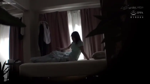 坐姿 · 卧室 · 远景 · 窗帘 · 模糊 · 阴影 · 独处 · 短袖上衣