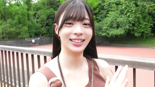 坐姿 · 全身 · 卧室 · 平静 · 清纯 · 注视镜头 · 靠枕 · 粉色蕾丝吊带裙