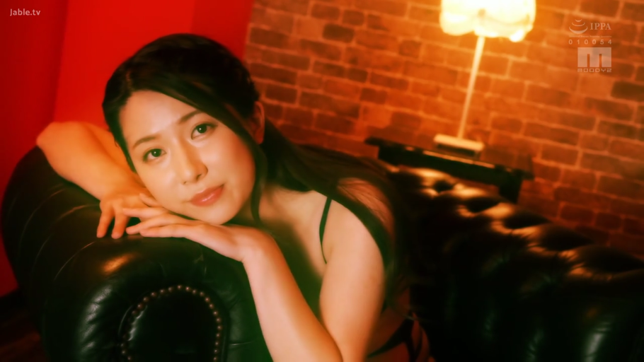 室内 · 顔 · 目を閉じて · 侧卧 · ぼかし · 休息 · 吊带裙