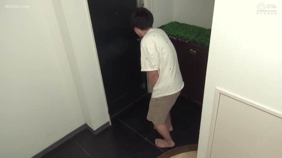 室内 · 面部 · 校服 · 微笑 · 开朗 · 拨弄头发 · 女优介绍