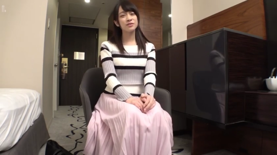 坐姿 · 微笑 · 酒店房间 · 椅子 · 清纯 · 访谈 · 粉色百褶裙