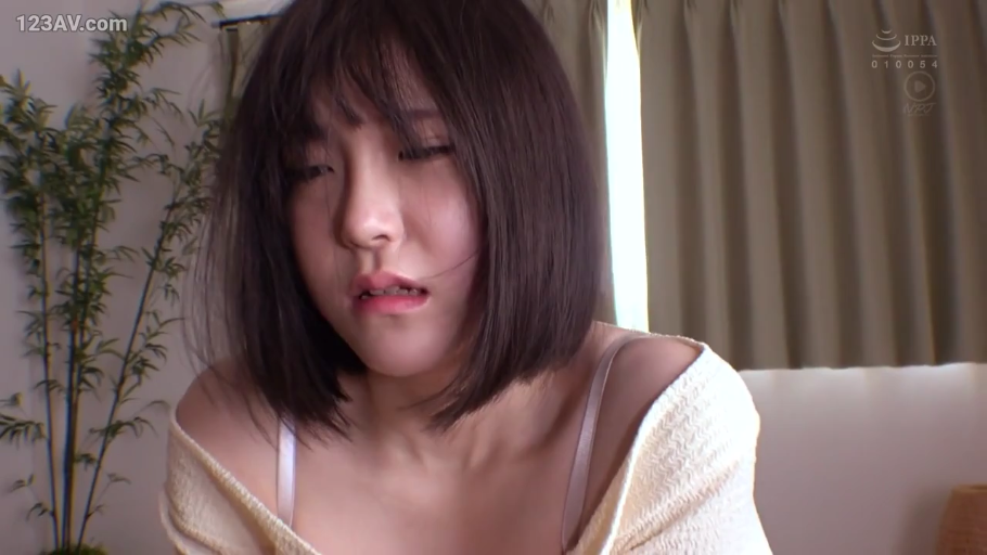 室内 · 坐姿 · 脸部特写 · 迷离 · 短发 · 露肩装