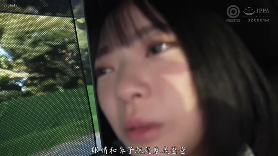 室内 · 胸部 · 专注 · 站立 · 项链 · 抚摸 · 三人 · 网格上衣