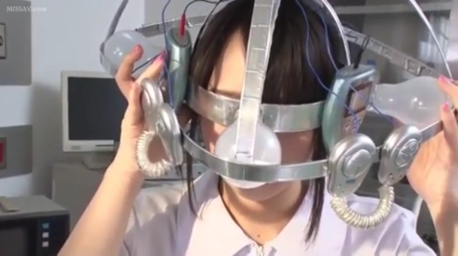 白大褂 · 头部特写 · 正面 · 实验室 · 蒙眼 · 科幻 · 实验 · 金属头架