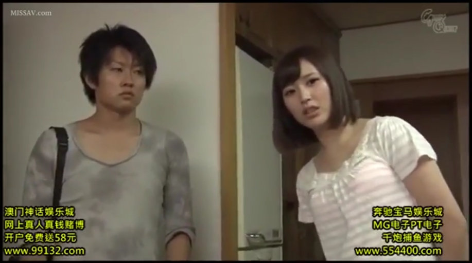 站立 · 中景 · 对话 · 厨房 · 疑惑 · 广告 · 条纹短袖 · 冰箱