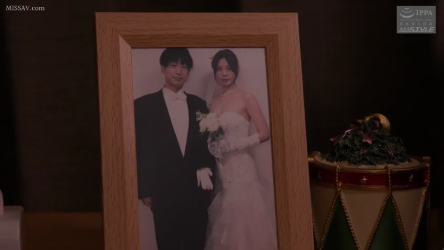 室内 · 站姿 · 微笑 · 婚纱 · 合影 · 相框 · 相框特写 · 结婚照