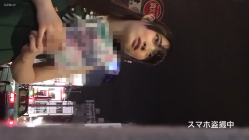 交谈 · 面部 · 站立 · 平静 · 制服 · 偷拍视角 · 夜晚街道