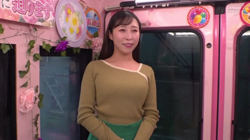 站立 · 中景 · 微笑 · 棕色毛衣 · 看向镜头 · 综艺节目 · 粉色装饰房间 · 墙壁贴饰