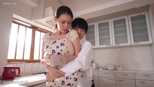 中景 · 居家 · 厨房 · 亲密接触 · 背后环抱 · 不知所措 · 碎花圍裙 · 塑料手套