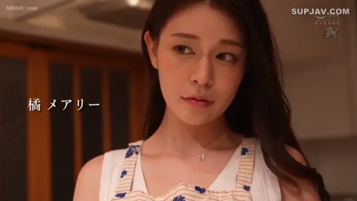 站立 · 中景 · 注视 · 厨房 · 清纯 · 温柔 · 围裙