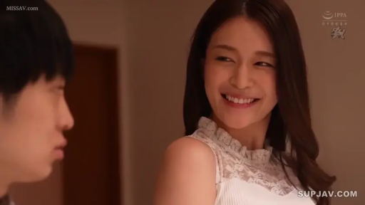 室内 · 面部 · 微笑 · 白色蕾丝上衣 · 对视 · 熟女 · 对坐