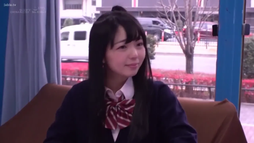 室内 · 坐姿 · 面部 · 校服 · 微笑 · 注视 · 采光 · 窗户