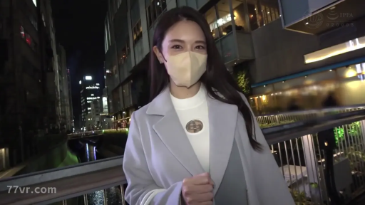 微笑 · カメラに向かって · 半身 · 口罩 · 正面に立って · 街拍 · 户外夜景 · 灰色大衣