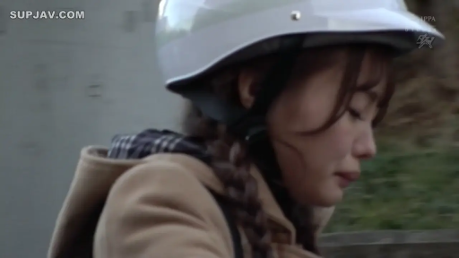 坐姿 · 户外道路 · 头部侧面特写 · 棕色连帽大衣