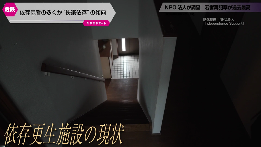 室内 · 委屈 · 站姿 · 白衬衫 · 面部特写 · 注视