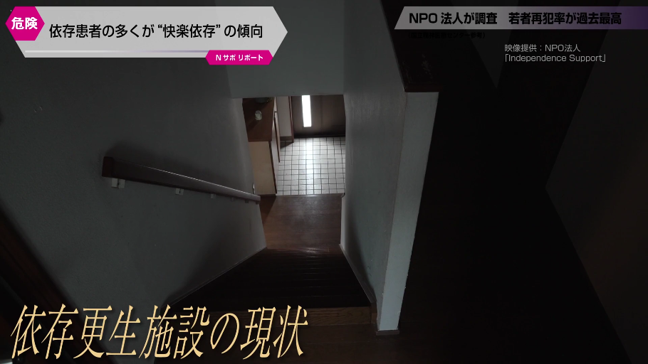 胸部 · 露乳 · 沙发 · 微笑 · 客厅 · 居家 · 跨坐 · 开襟衬衫