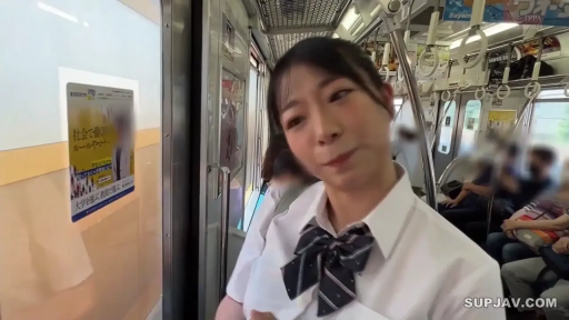 站立 · 微笑 · 半身 · 注视 · JK制服 · 电车 · 痴汉题材 · 吊环