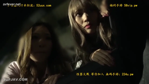 严肃 · 俯身 · 脸部 · 日常服饰 · 窥视 · 暗处 · 水印字幕