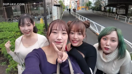 面部 · 站立 · 微笑 · ハンドバッグ · 素人 · 屋外通り · 常服毛衣 · 合影自拍