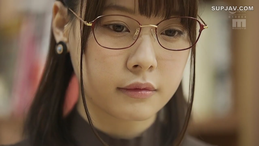 室内 · 眼镜 · 脸部特写 · 平静 · 凝视 · 正面 · 电影截图 · 黑色高领