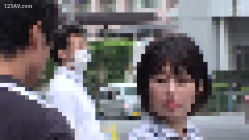 交谈 · 嚴肅 · 站立 · 面部特寫 · 襯衫 · 街道 · 熟女 · 口罩