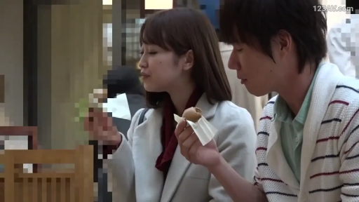 坐姿 · 自然 · 休闲装 · 剧情 · 户外 · 进食 · 食物