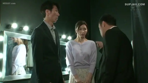 站立 · 中景 · 剧情 · 碎花裙 · 争论 · 忧虑 · 化妆镜 · 后台