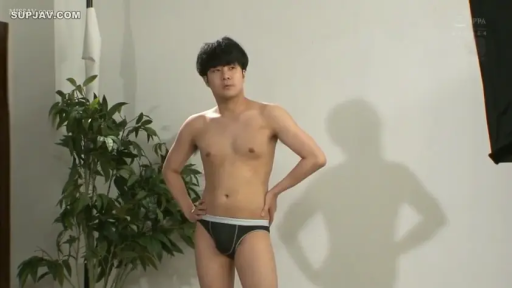 严肃 · 全身 · 盆栽 · 摆拍 · 内裤 · 影棚 · 男优 · 站立叉腰