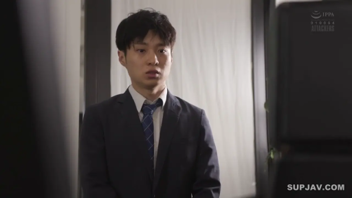 Indoor · Stand · Half-body · 呆滞 · Gaze · Suit · 成年男子