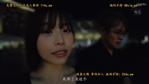 眼镜 · 脸部特写 · 站立 · 微笑 · 对话 · 夜景 · 黑色上衣 · 户外街头