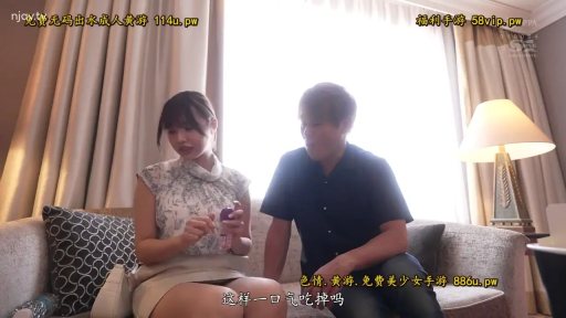 室内 · 坐姿 · 中景 · 自然 · 中文字幕 · 交流 · 药瓶 · 碎花上衣