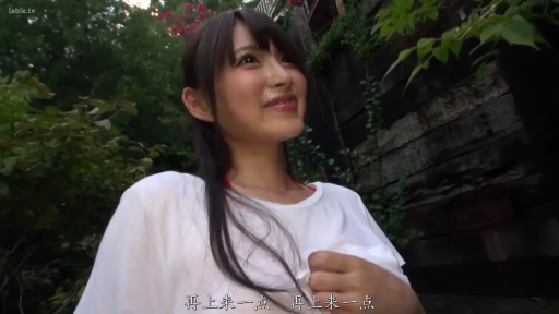 站姿 · 微笑 · 半身 · 户外 · 长发 · 白色T恤 · 撩起衣服