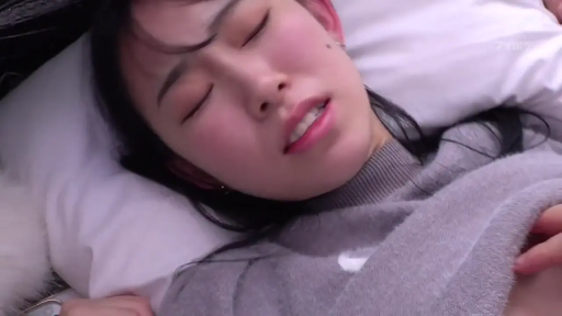 卧室 · 迷离 · 枕头 · 仰卧 · 面部特写 · 抚摸 · 高清 · 灰色毛衣