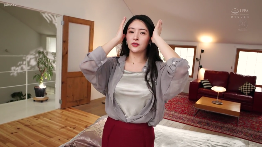 整理头发 · 居家背景 · 微笑 · 室内客厅 · 亲切 · 灰色薄衬衫 · 半身中景 · 日常装扮