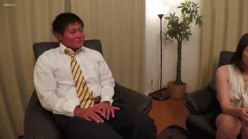 室内 · 座り姿勢 · 会話 · 中景 · ソファ · 微笑 · 正装 · 日本