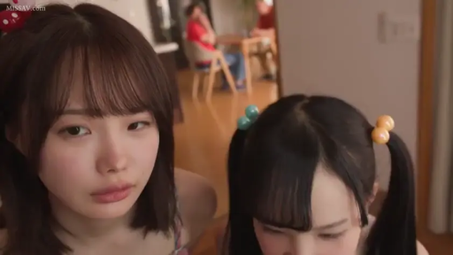 俯身 · 委屈 · 脸部特写 · 客厅 · 凝视 · 双人 · 吊带衫 · 发饰