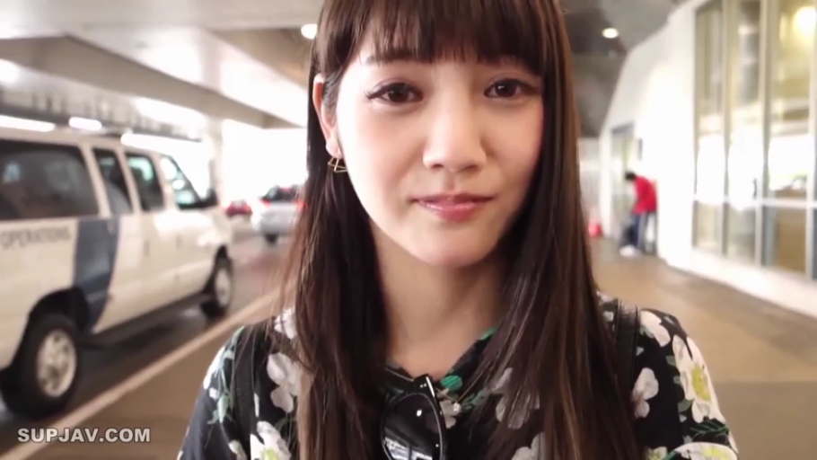 顔部のクローズアップ · 站姿 · 微笑 · 注视镜头 · 长发 · 碎花上衣 · 墨镜 · 机场