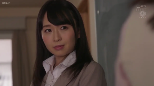 教室 · 近景 · 教师剧情 · 站立 · 微笑 · 职场装 · 注视 · 黑板