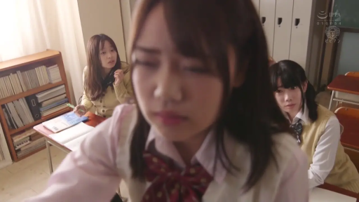 面部 · 俯身 · 忧郁 · 校服 · 教室 · 注视 · 多人 · 书架