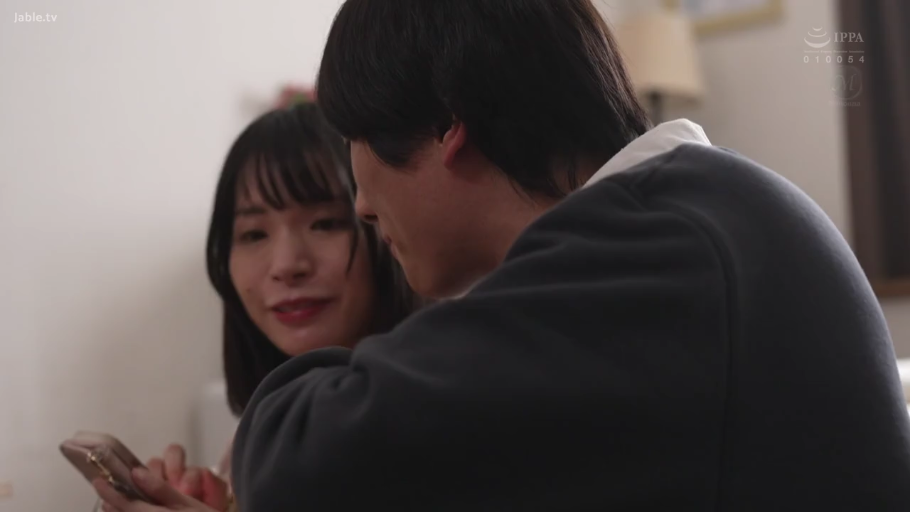 坐姿 · 脸部特写 · 木碗 · 人妻题材 · 室内餐厅 · 蕾丝吊带 · 微笑行为 · 温柔表情