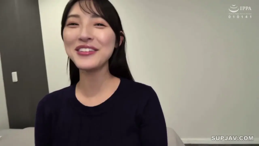 Indoor · 面部特写 · 深蓝色毛衣 · 正面对镜头