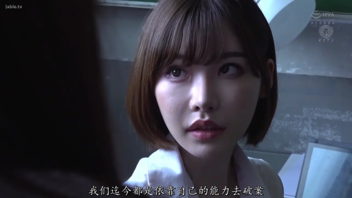 室内 · 严肃 · 脸部 · 白衬衫 · 电脑 · 凝视 · 短发 · 侧头