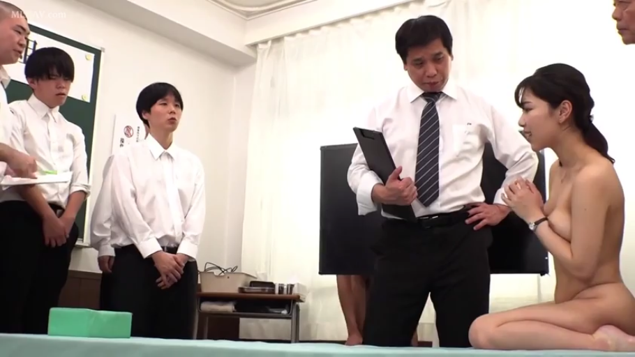 跪坐 · 教室 · 全裸 · 中景