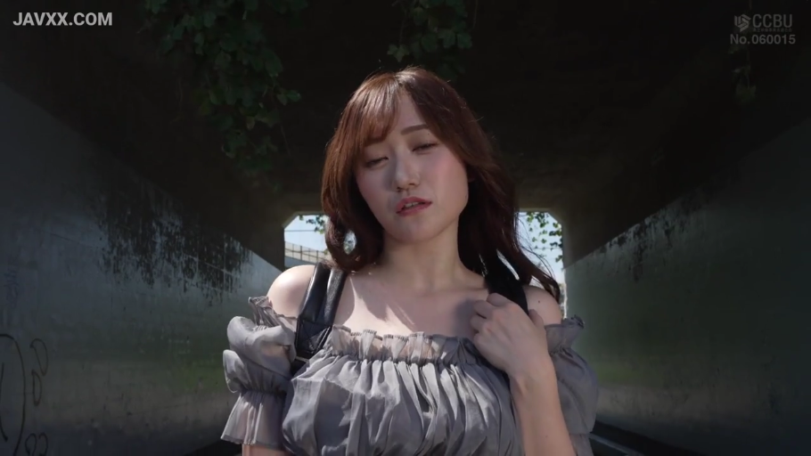 专注 · 口交 · 中景 · 暗室 · 丝袜控 · 桌子 · 渔网袜 · 单腿跨立
