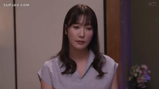 室内 · 面部 · 忧郁 · 站立 · 凝视 · 无袖上衣